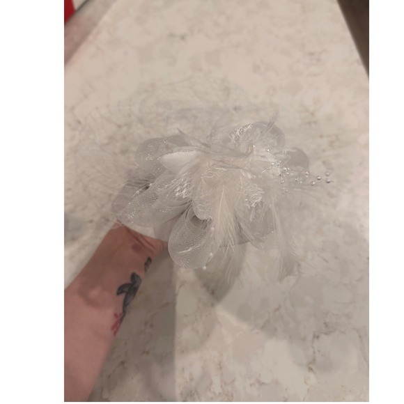Vintage Style Off White Pillbox Fascinator Hat Birdcage Veil Feathers Flowers main image 5